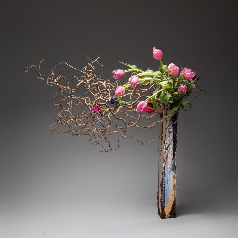 Τι είναι η ikebana και ποια μηνύματα μεταφέρει η ιαπωνική τέχνη των λουλουδιών;