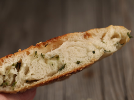 Ψωμί με πράσινα κρεμμυδάκια